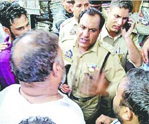 Rickshaw driver beaten up by policemen hour
