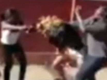 girl College students clashed, kick-punches away