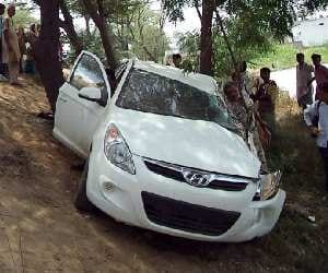 Fast Speed Car Hit Couple, Woman Dead