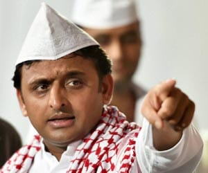 CM Akhilesh gives instructions to officers