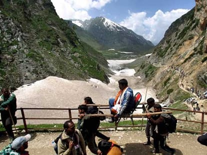 number of amarnath pilgrims are decline after violence 