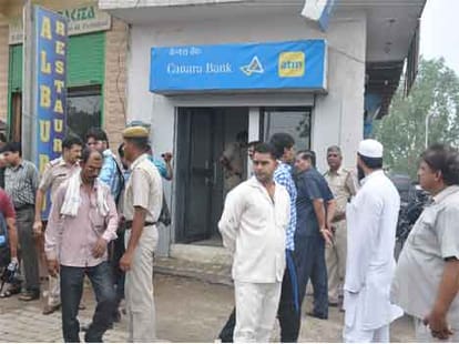 1.5 Crore robbery on City bank ATM Kamla Nagar Delhi.