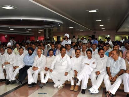 ghulam nabi and ambika faces anger of workers