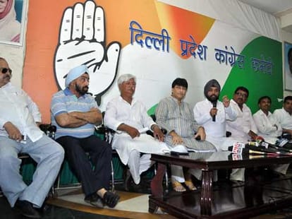 congress leaders protest against sheila dixit