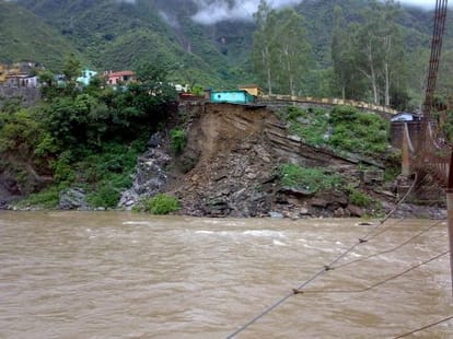 8 people died by heavy rain