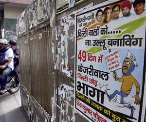 poster war in delhi, one congress member arrested