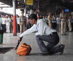 bomb alert at kanpur central station.