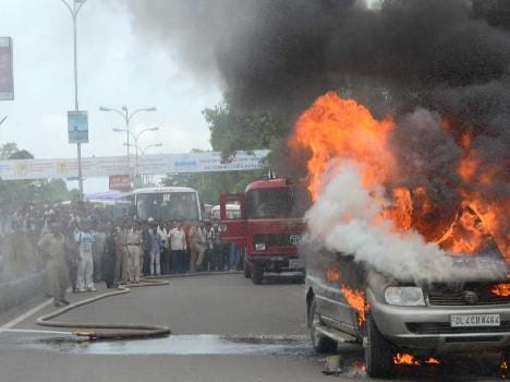vehicle caught fire in dehradun
