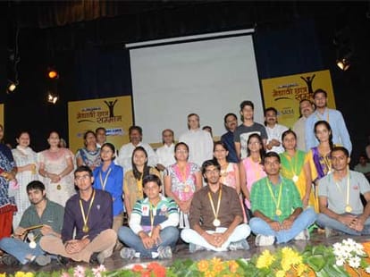 abhimanyu kalsotra given scholarship to kashmir flood victims