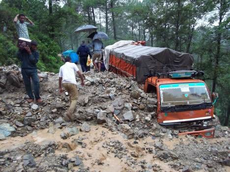 roads blocked by rain in uttarakhand