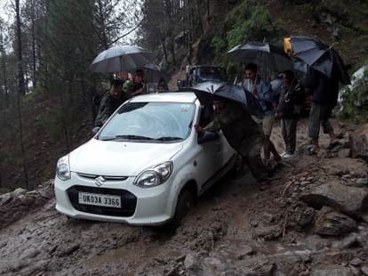 roads blocked by rain in uttarakhand