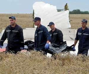 ukraine starts to recover the dead body of crashed plane