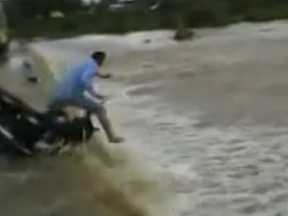 six shocking video of flood in india