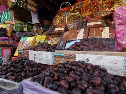 dates worth 25 crore sold in kashmir during ramadan