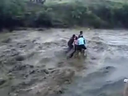 six shocking video of flood in india