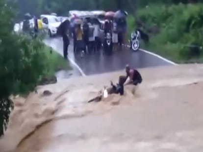 six shocking video of flood in india