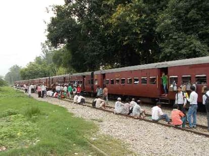 loot in janta express near muradabad