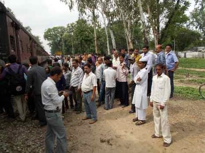 friends died on railway track