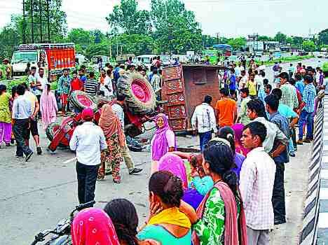2 dead 1 injured in tractor truck clash