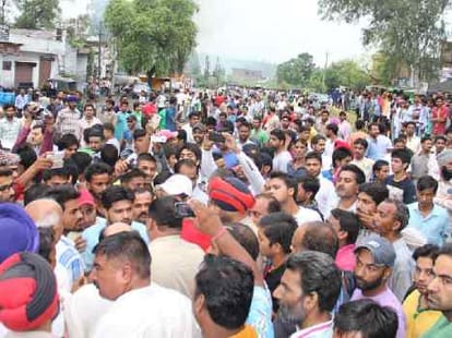 After death in accidental Organically, mob of people lit to bus