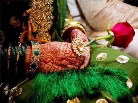 why married women wear green bangle in sawan