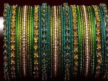 why married women wear green bangle in sawan