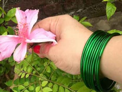 why married women wear green bangle in sawan