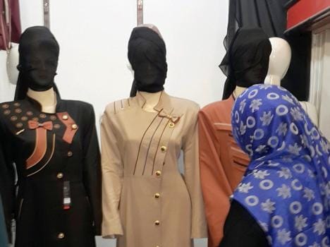 ISIS militants puts veil on mannequins