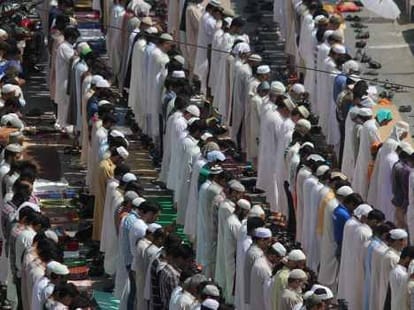 muslims offering prayers in mosque