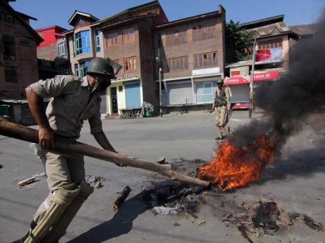dozen injured in stone pelting in pulwama