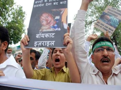 protesting and stone pelting in kashmir today