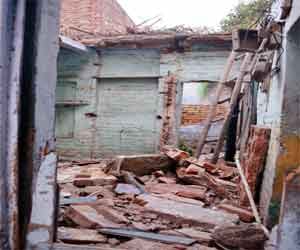Government flat roof fell in Sanjay Nagar, employee suppressed