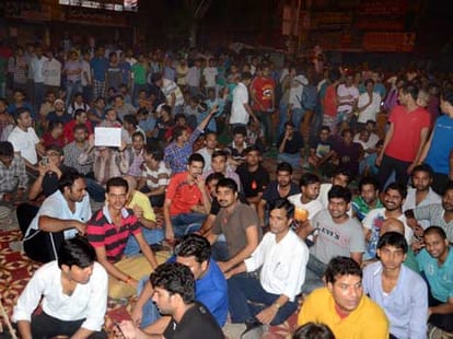 students protest against upsc, fire in bus and gypsy