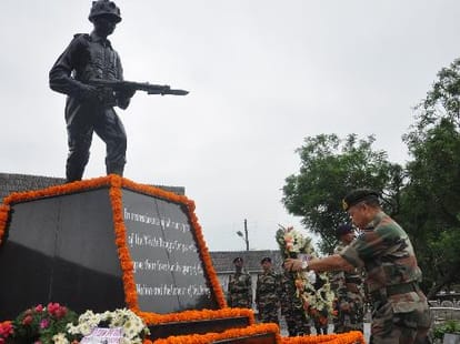 army pays homage kargil war heroes