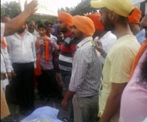Blew effigy of UP Chief Minister Akhilesh Yadav