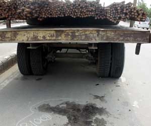 Teacher dies in painful road accident Delhi