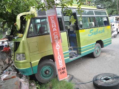 6 injured in car accident