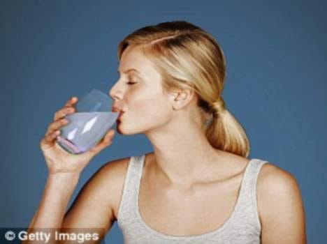 women who drinks clay to get slim