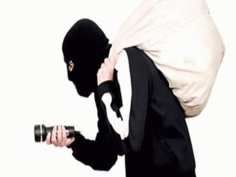 servant robbed old couple in hazartganj