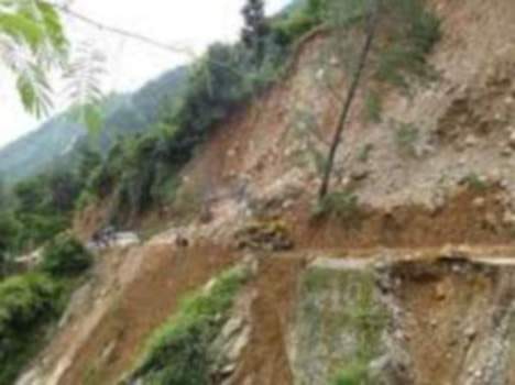 Landslides due to heavy rain, hundreds of people stranded