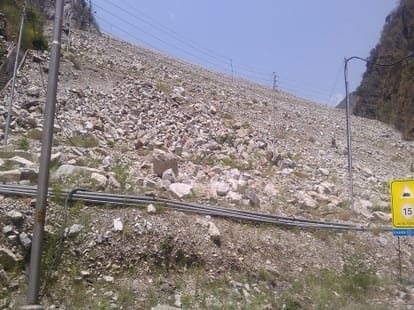 car fall in dam, one died,  one missing