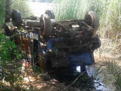 truck fall in to canal, 3 dead, 33 injured