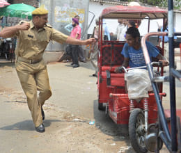 Jail bharo movement against e-rickshaw