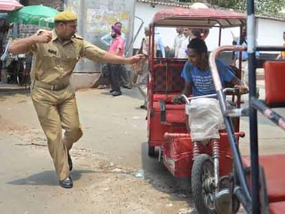 decision on e-rickshaw by delhi high cort.