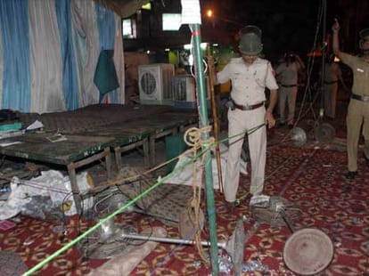 upsc students burn dtc bus, bawal and hungama