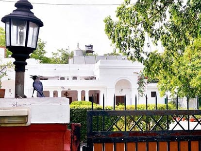 farooq abdullah asked to vacate government bungalow