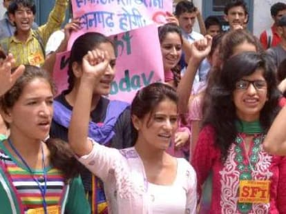 protest against fees hike all over himachal