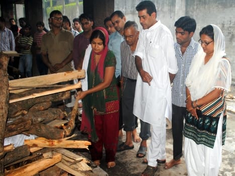 daughter lit pyre of her father