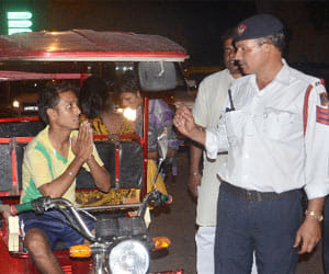 e rickshaw is running in delhi