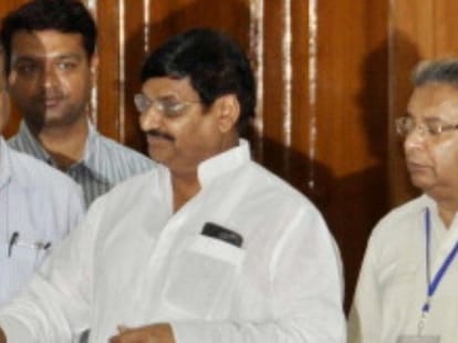 shivpal ordered officers to face flood situation.